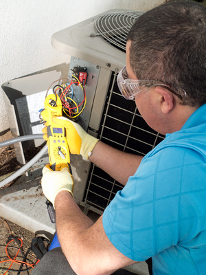 réparateur de climatisation en pleine intervention de maintenance