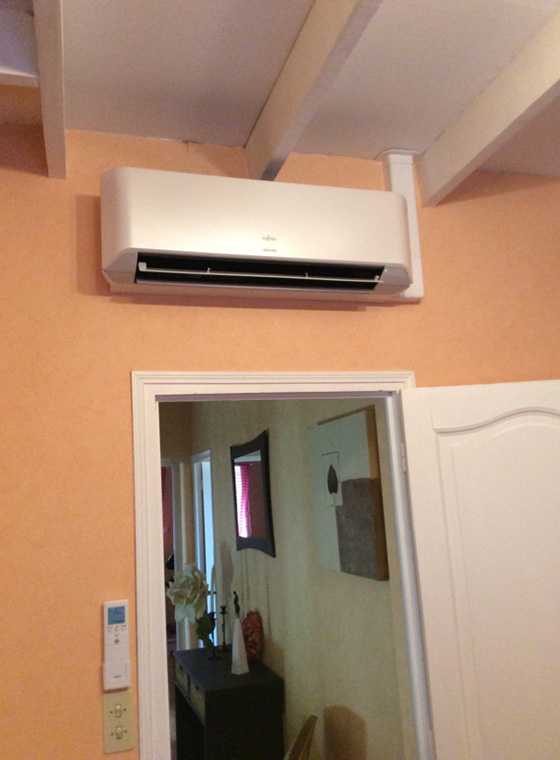 climatiseur au-dessus d'une porte