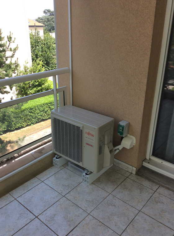 groupe de clim extérieur installé sur un balcon