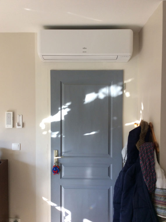 climatiseur installé au-dessus de l'entrée d'un logement
