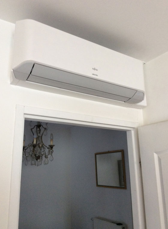 climatiseur intérieur au-dessus d'une porte