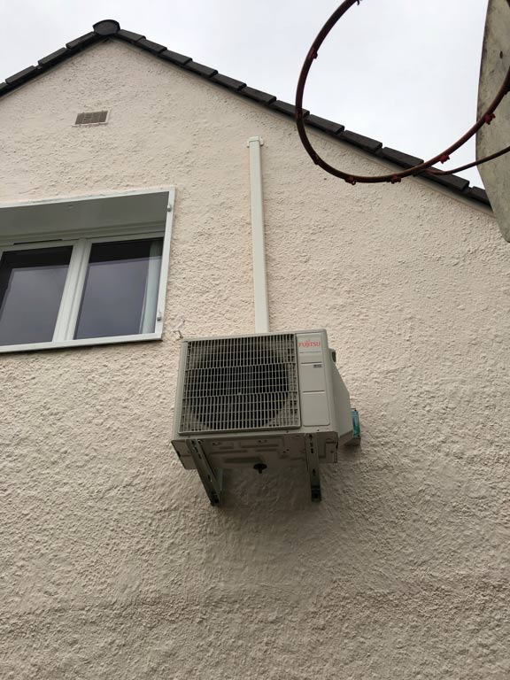 groupe de climatisation extérieur sur la façade d'une maison