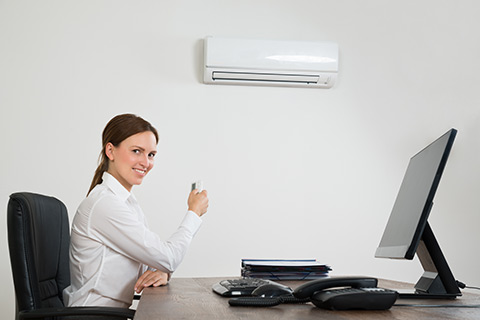 climatiseur réversible mural dans bureau tertiaire