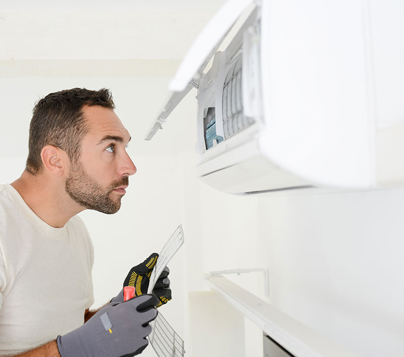 technicien en train de vérifier la climatisation