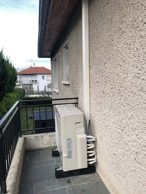 groupe climatisation extérieur posé sur balcon à venissieux