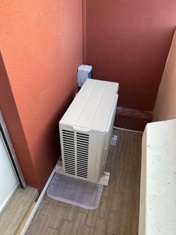 groupe extérieur de climatisation sur balcon