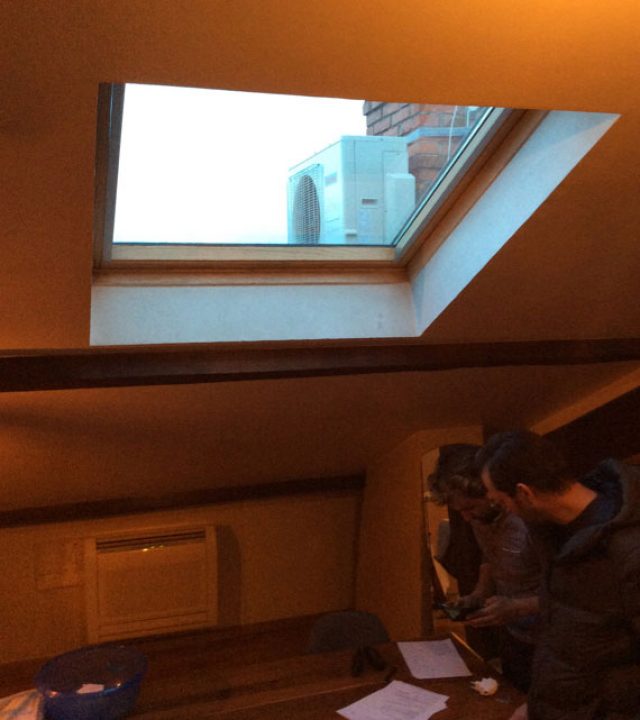 climatiseur console sur mezzanine et groupe extérieur sur toit maison