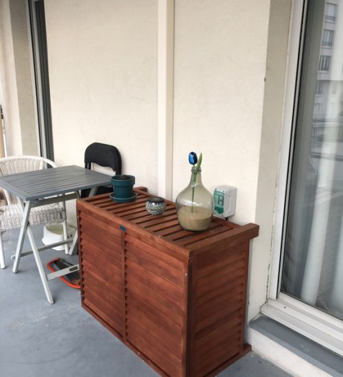 climatiseur extérieur dans cache clim sur un balcon