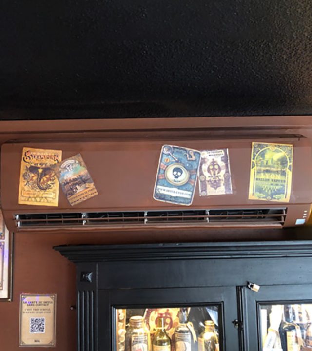 climatiseur mural marron dans un bar