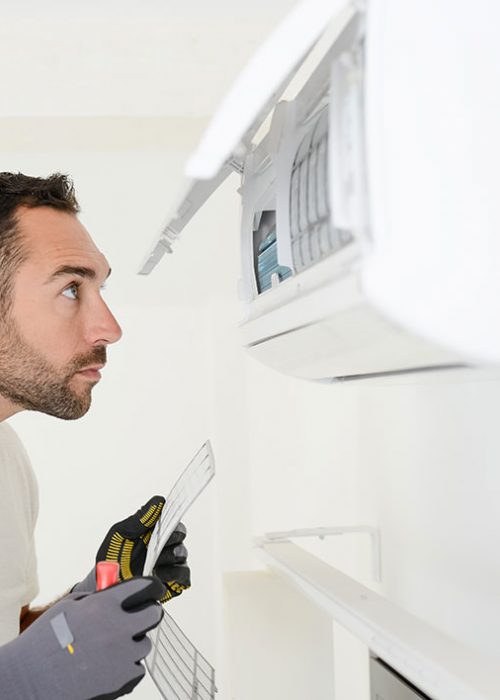 technicien en train de vérifier la climatisation